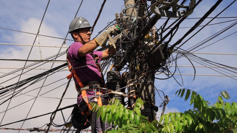 Programa Cidade Segura chega ao Setor Campinas para retirada de fios inutilizados em postes