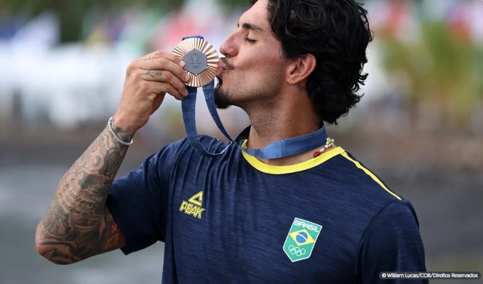 Gabriel Medina garante bronze para o Brasil no surfe masculino