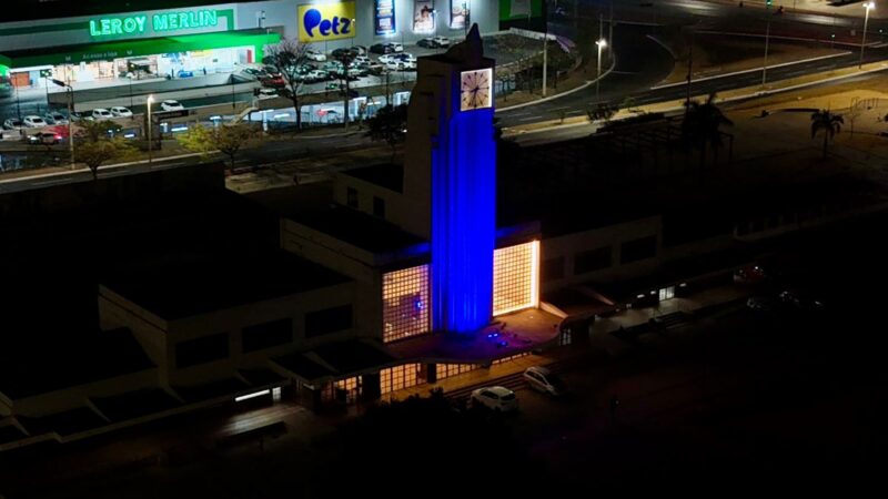 Estação Ferroviária se ilumina de azul pelo Dia das Ataxias