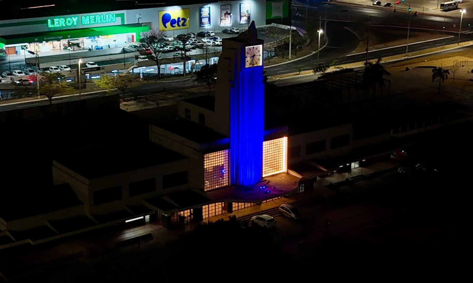 Estação Ferroviária se ilumina de azul pelo Dia das Ataxias